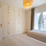 Elegant Marbella Apartment, 5-pool Oasis, Sunlit Terrace, Garage