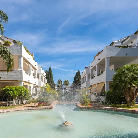Elegant Marbella Apartment, 5-pool Oasis, Sunlit Terrace, Garage * Estepona