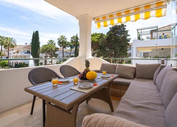 Elegant Marbella Apartment, 5-pool Oasis, Sunlit Terrace, Garage Appartement Estepona