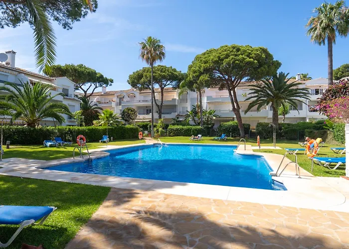 Elegant Marbella Apartment, 5-pool Oasis, Sunlit Terrace, Garage
