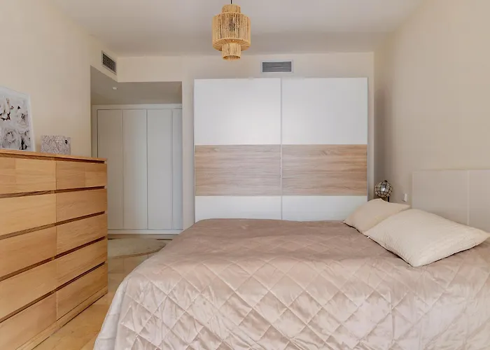 Elegant Marbella Apartment, 5-pool Oasis, Sunlit Terrace, Garage