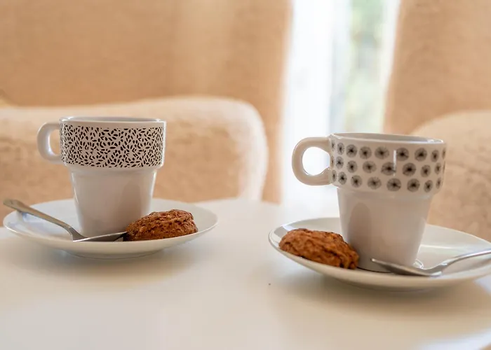 Elegant Marbella Apartment, 5-pool Oasis, Sunlit Terrace, Garage Appartement *