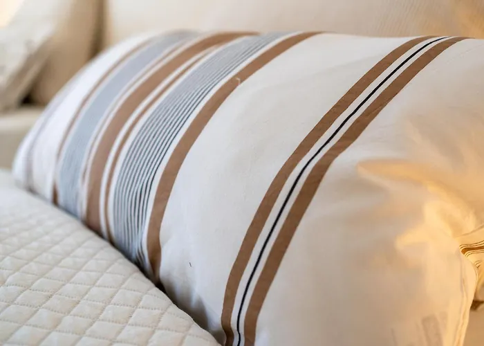 Elegant Marbella Apartment, 5-pool Oasis, Sunlit Terrace, Garage