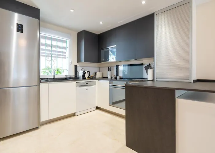 Appartement Elegant Marbella Apartment, 5-pool Oasis, Sunlit Terrace, Garage Estepona