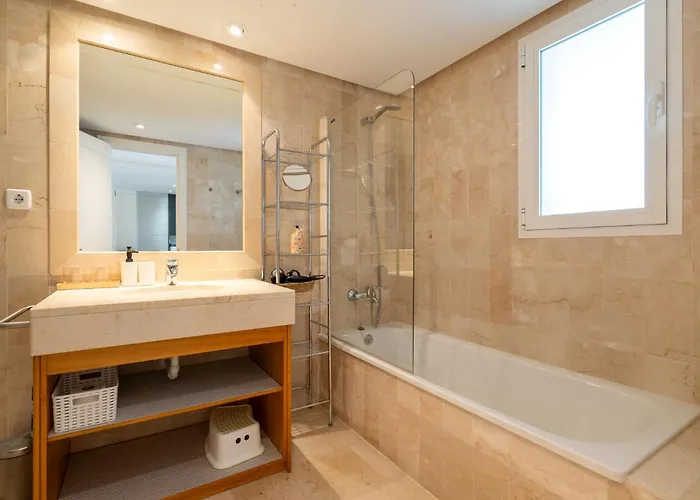 Appartement Elegant Marbella Apartment, 5-pool Oasis, Sunlit Terrace, Garage