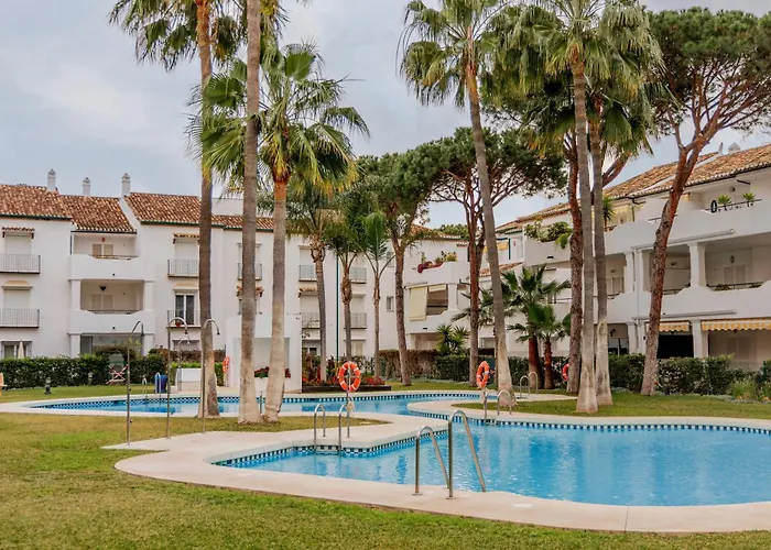 Elegant Marbella Apartment, 5-pool Oasis, Sunlit Terrace, Garage